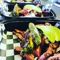 Carne asada servida con aguacate y chiles