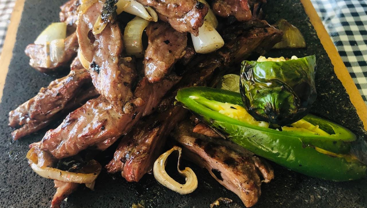 Carne al asador con cebolla y chiles verdes